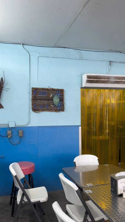 Heads or Tails Seafood - The dining area - Seafood Markets Near Me - Miami, Florida