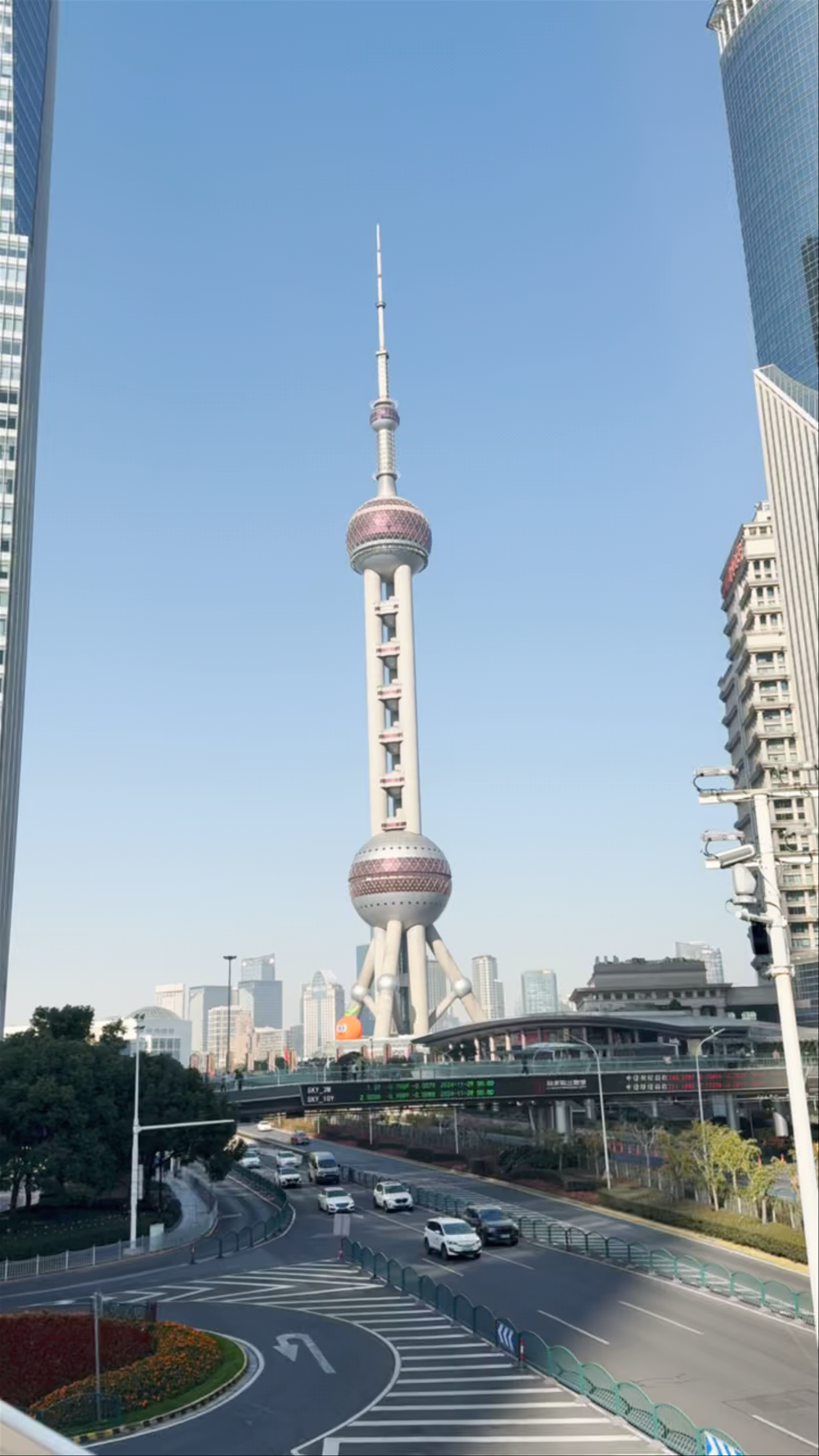 Morning Views of Oriental Pearl Tower - Shanghai Skyline Experience