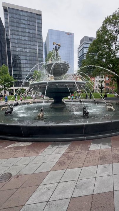Berczy Park - Taking a bath - Parks Near Me - Toronto, Ontario