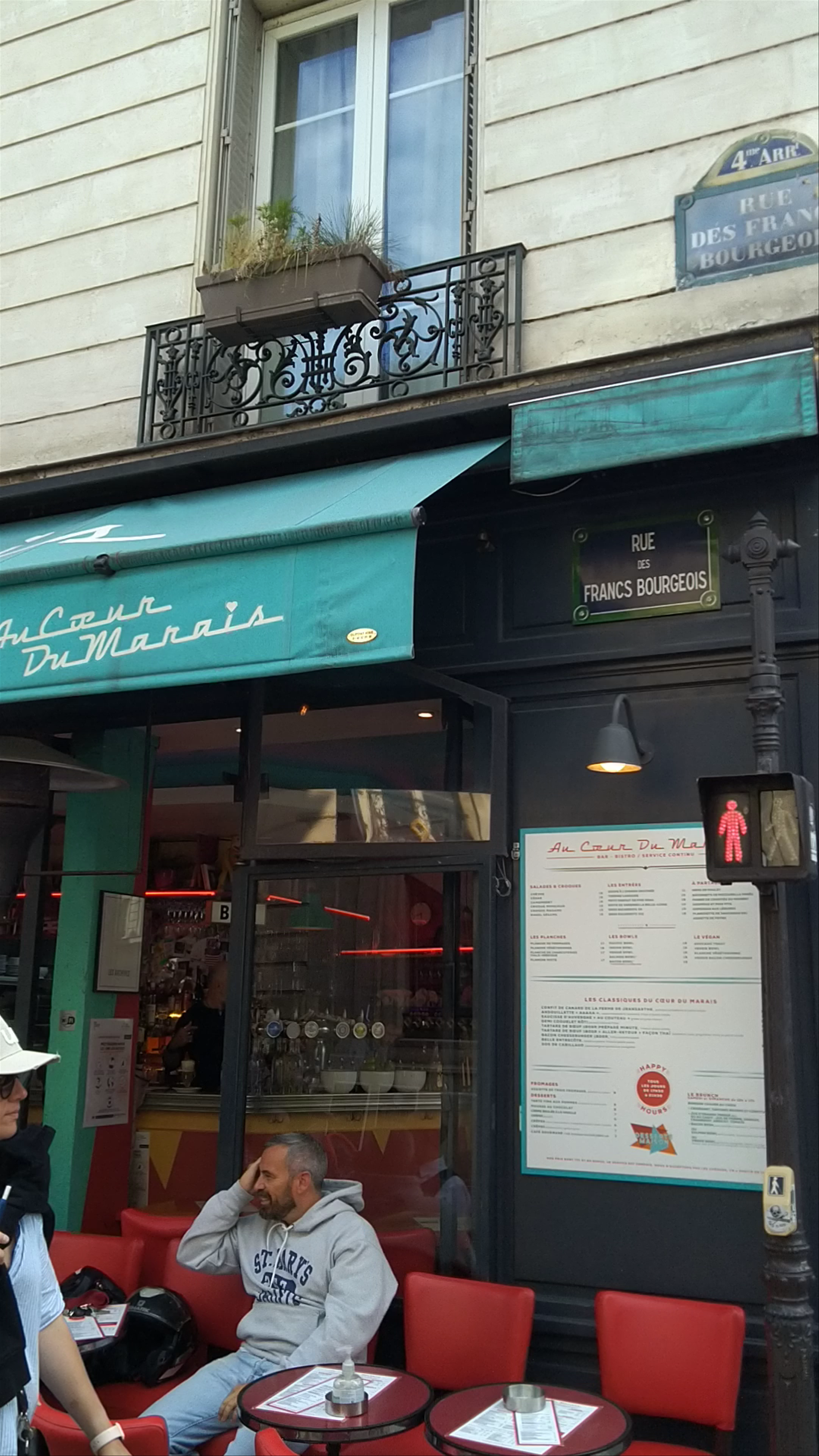 Au Cœur Du Marais: Parisian Street Café Vibes