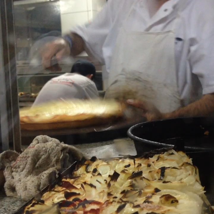 San Antonio - El Chapa y su MAGISTRAL técnica para cortar las pizzas - Pizza Near Me - Buenos Aires, C