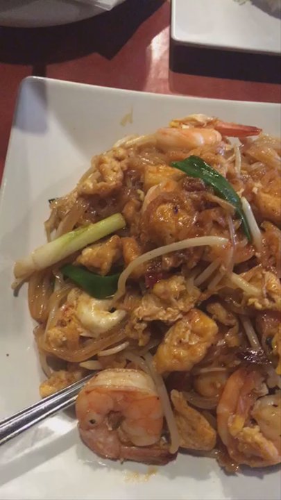 Royal Siam - Shrimp pad Thai and red chicken curry - Thai Near Me - Stockton, California