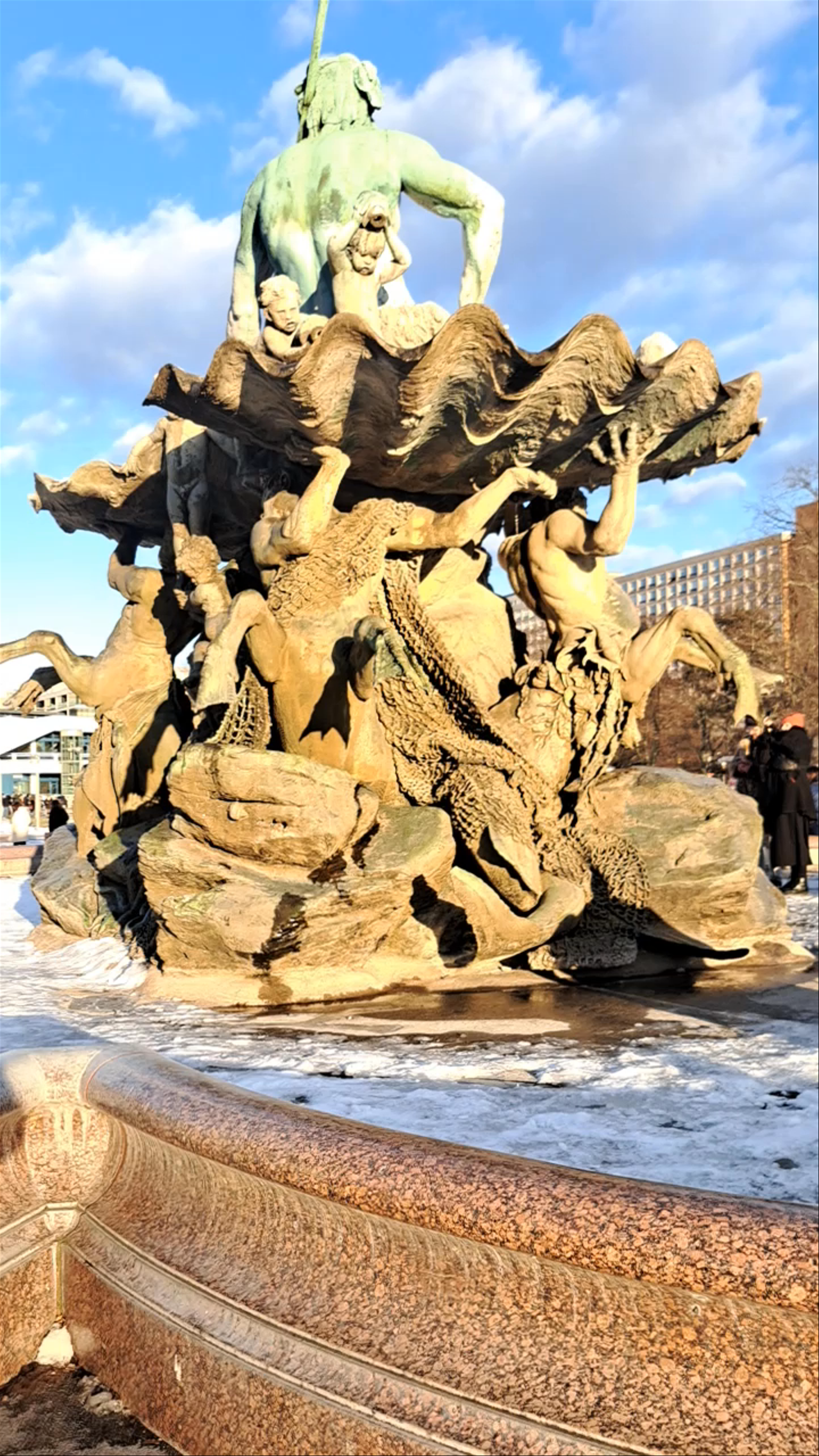 Neptunbrunnen Fountain: Sculptural Elegance in Berlin's Heart