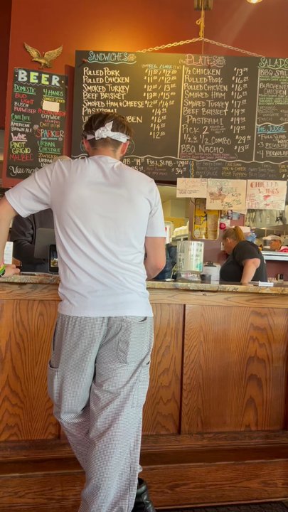 Dalie's Smokehouse - Counter and dining area - Barbeque Near Me - Valley Park, Missouri