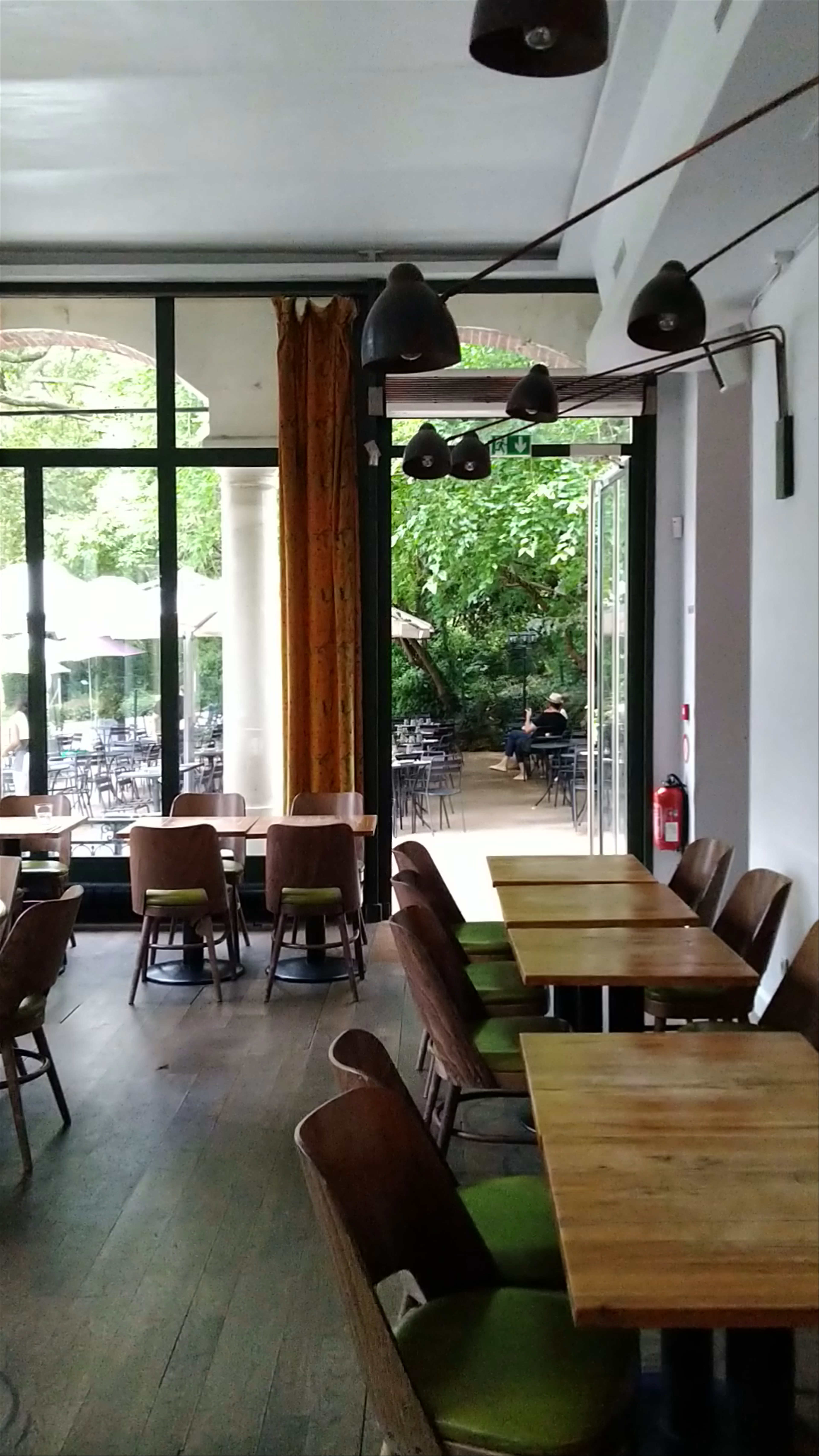 Le Pavillon Du Lac: Serene Dining and Garden Escape in Paris